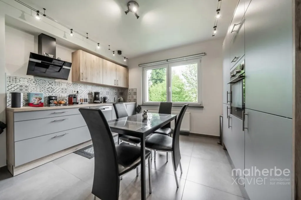 Cuisine - Ensemble Immobilier Rénové avec Habitation et Garages à Elsenborn