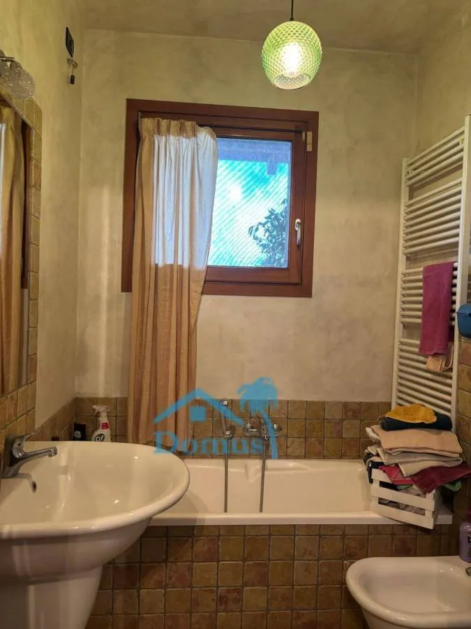 Salles de bain - Villa with Garden and Fireplace in Pinerolo