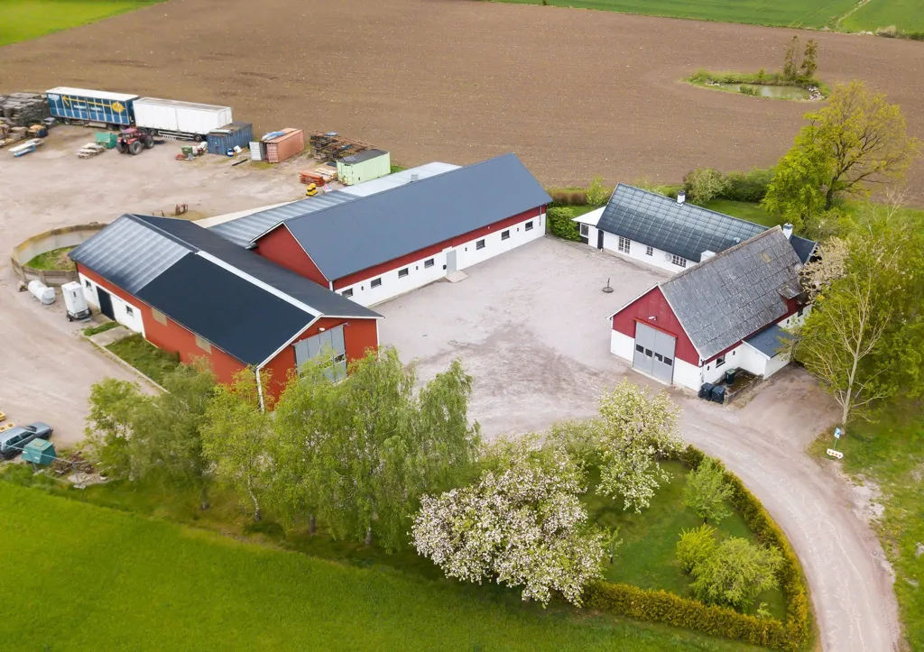 Vue aérienne - Farm with Workshop and Land in Sjöbo, Skåne