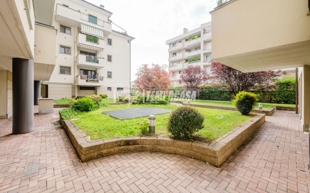 Jardin - Two-Bedroom Apartment with Balcony in Trezzano Sul Naviglio