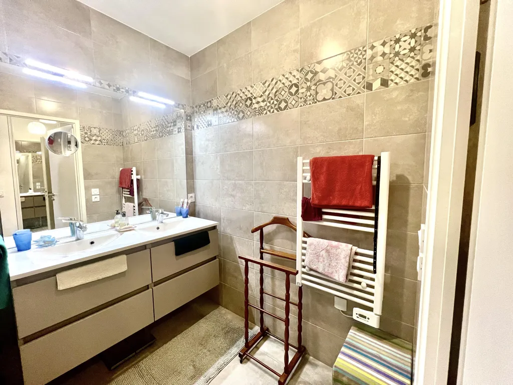 Bagni - Spacious 3-Piece Apartment with Terrace in Saint-Palais