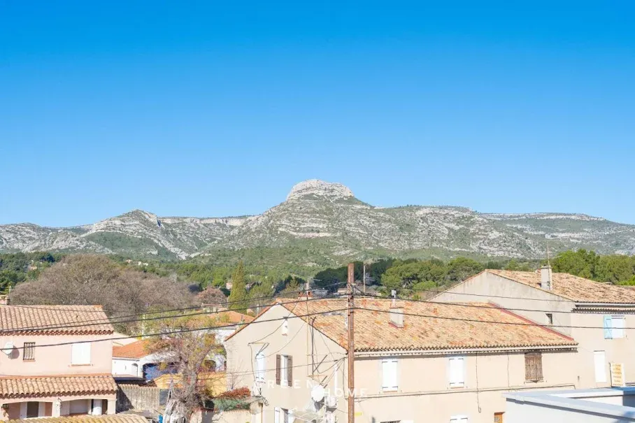 Välivaade - 5-Piece Apartment with Terrace in Aubagne