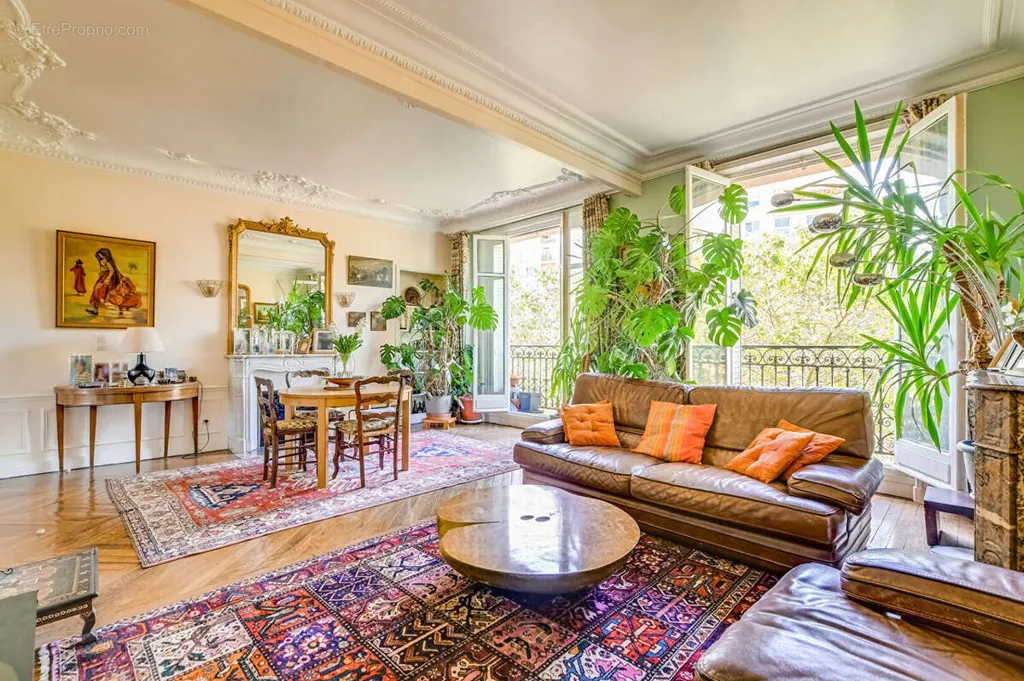Séjour - Appartement 3/4 Pièces avec Vue Dégagée à Paris 19