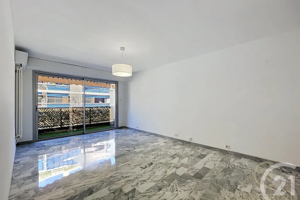 Pièces - Appartement Traversant avec Terrasse au Centre d'Antibes