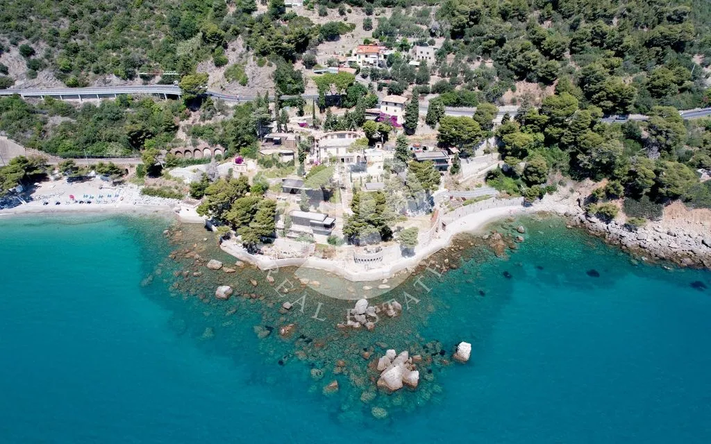Õhuvaade - Historic Villa with Private Beach in Alassio