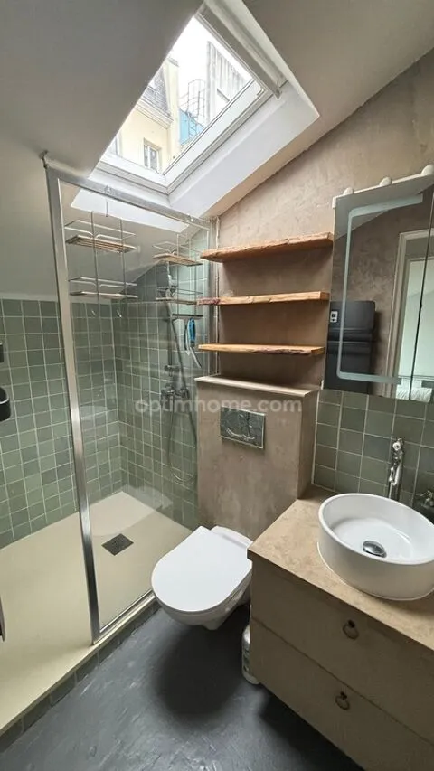 Salles de bain - Duplex Meublé avec Poutres Apparentes à Paris 13e