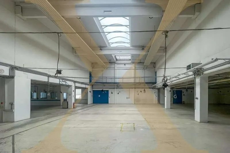 Toad - Warehouse with Office and Six Sectional Doors in Ansfelden