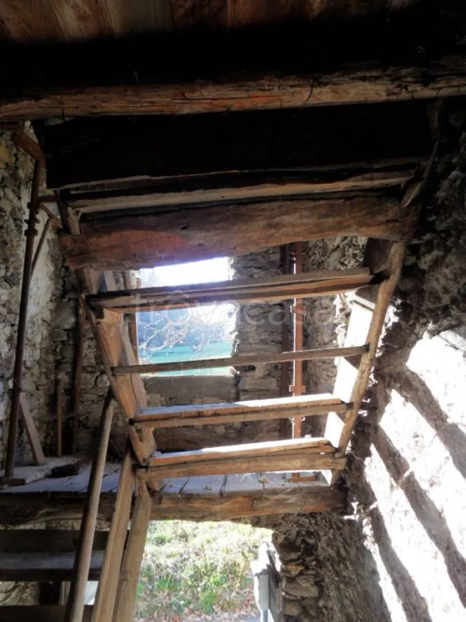 Pièces - Rustic Property with Balcony in Colico