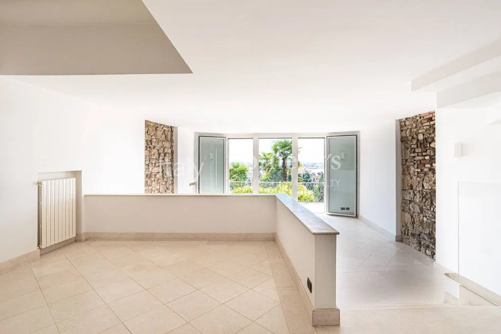 Esik - Detached House with Green Views in Bergamo