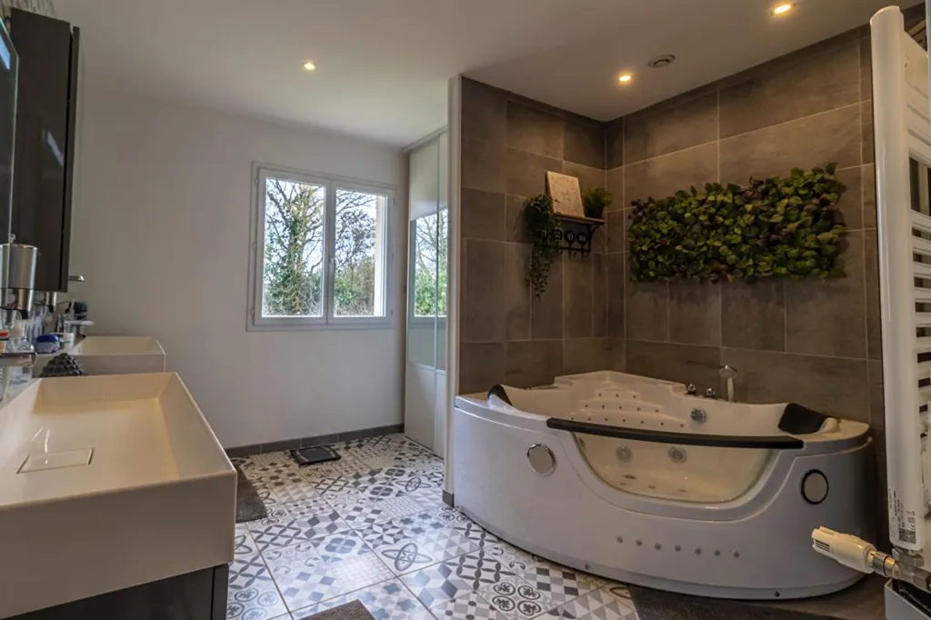 Vannitoad - Contemporary House with Pool in Genouilly