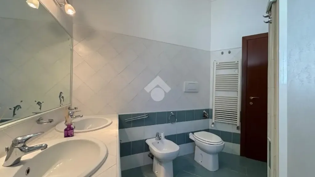 Salles de bain - Triplex with Balcony Views in Genzano di Roma