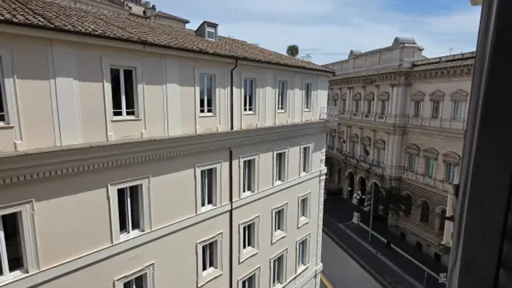 Balcon - Historic Trilocale with Double Exposure in Rome