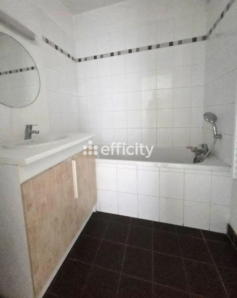 Vannitoad - 3-Bedroom Apartment with Balcony in Roubaix Centre
