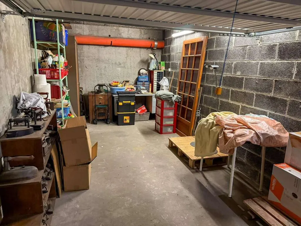 Garage - Appartement 3 Pièces avec Garage à Roubaix