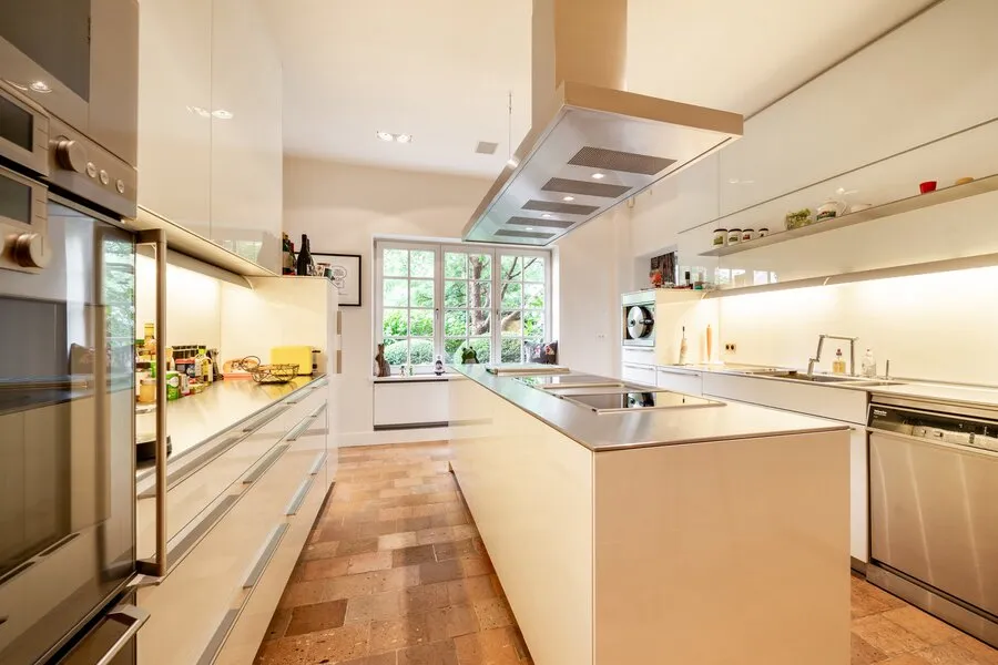 Cuisine - Maison avec jardin paysager et piscine à Uccle