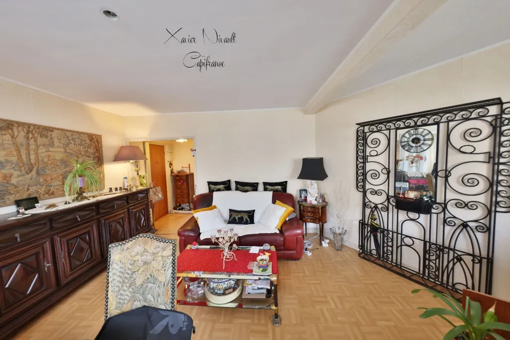 Séjour - Appartement 3 Pièces avec Loggia au Centre de Mâcon