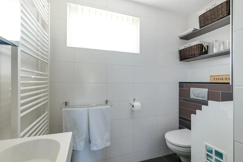 Salles de bain - Corner House with Overhang in Hoorn