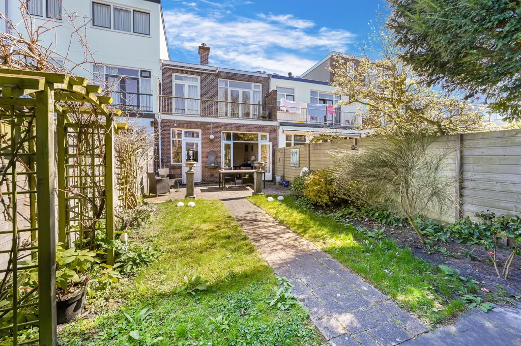 Aed - 5-toaline maja asukohas Rijswijk (ZH)
