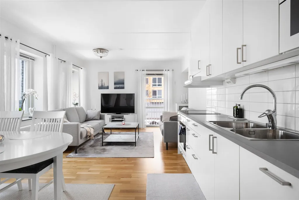 Cuisine - Modern 2-Bedroom with Balcony in City Centre