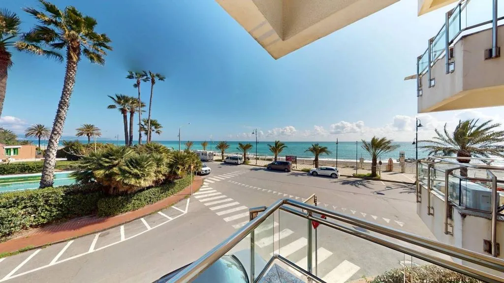 Rõdu - Luxury Seafront Apartment in Albenga