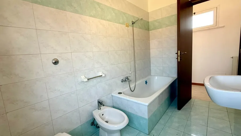 Vannitoad - Two-Level Apartment with Terrace in Cecina