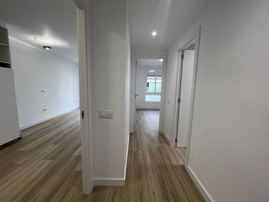 Hallway - 1-Bedroom Flat with Balcony in Girona Centre