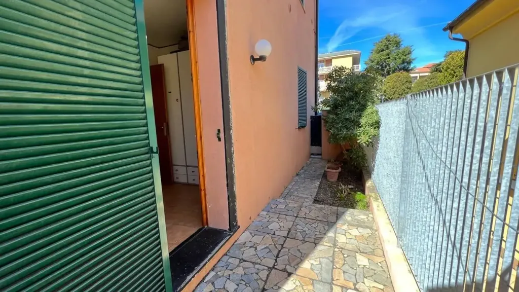 Jardin - Ground Floor Apartment with Private Courtyard in Loano