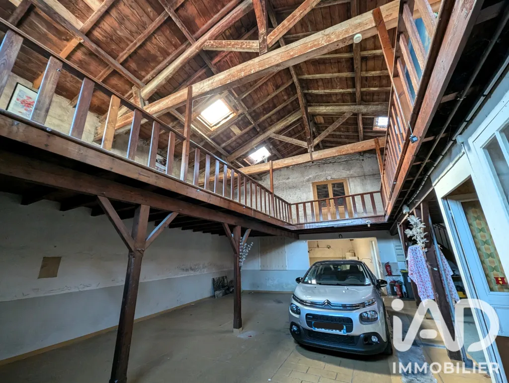 Garage - Maison de Caractère avec Garage XXL au Centre de Cognac