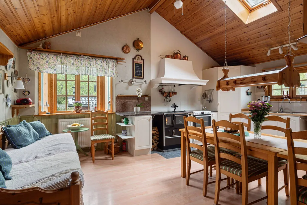 Salle à manger - Villa with Pool and Jacuzzi in Smara, Edsbro