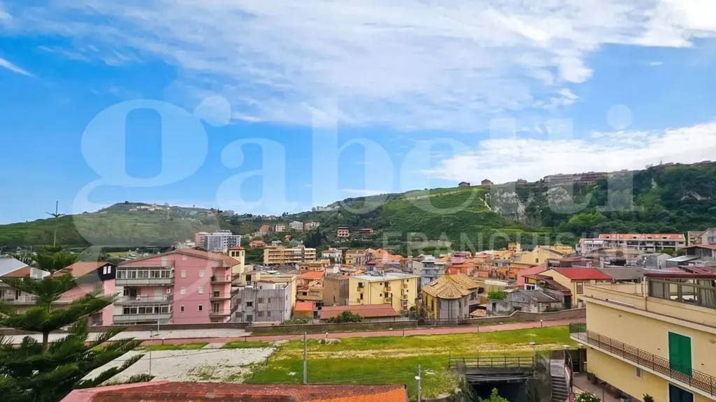 Rõdu - Twin-Storey Apartment with Terrace in Messina
