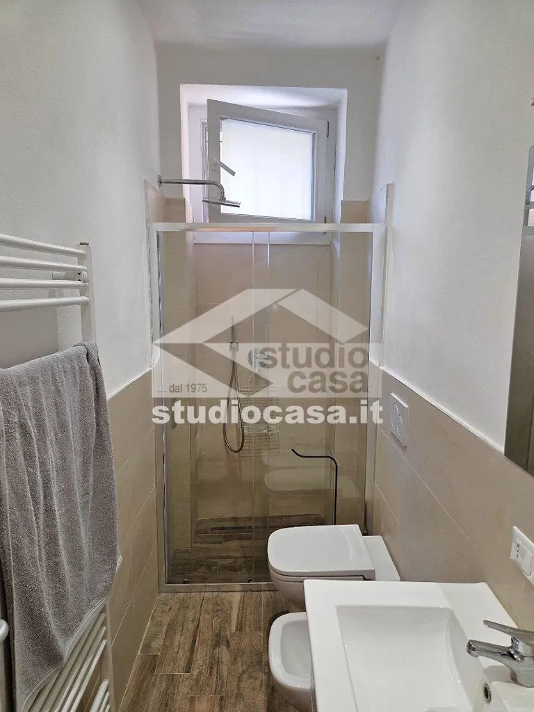 Salles de bain - Rear-Facing Apartment with Balcony in Cremona