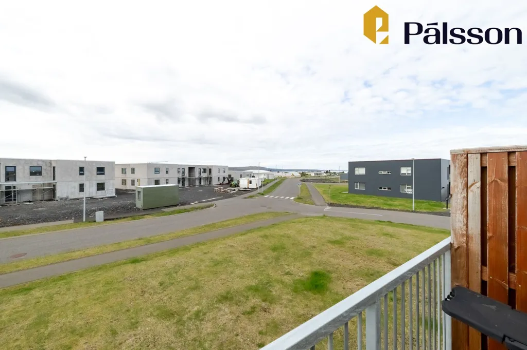 Balcone - 4-Bed Apartment with Balcony in Vogar