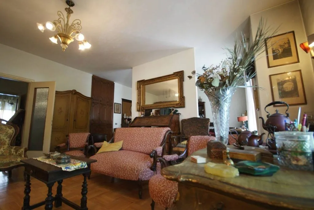 Elutuba - Triplex Flat to Restructure in Milan