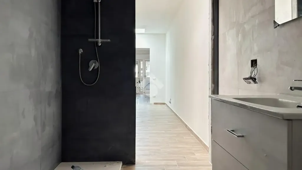 Salles de bain - Modernised 2-Bedroom Apartment in San Marino