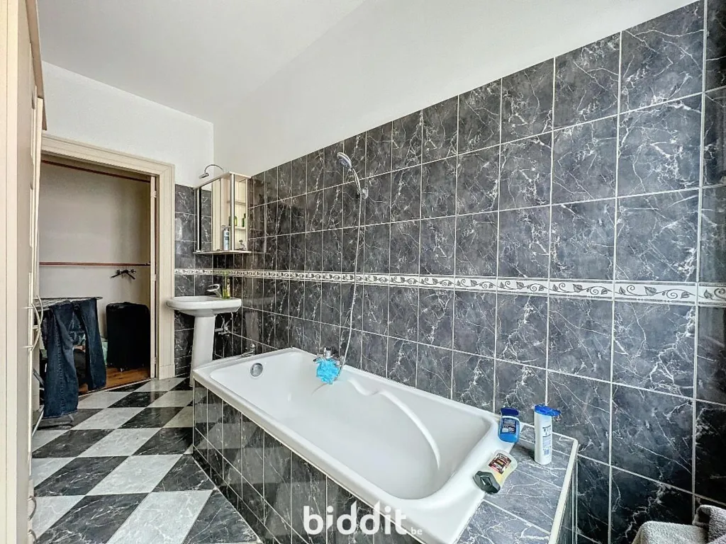 Salles de bain - Immeuble de Rapport avec Dépendances Rue des Fabriques