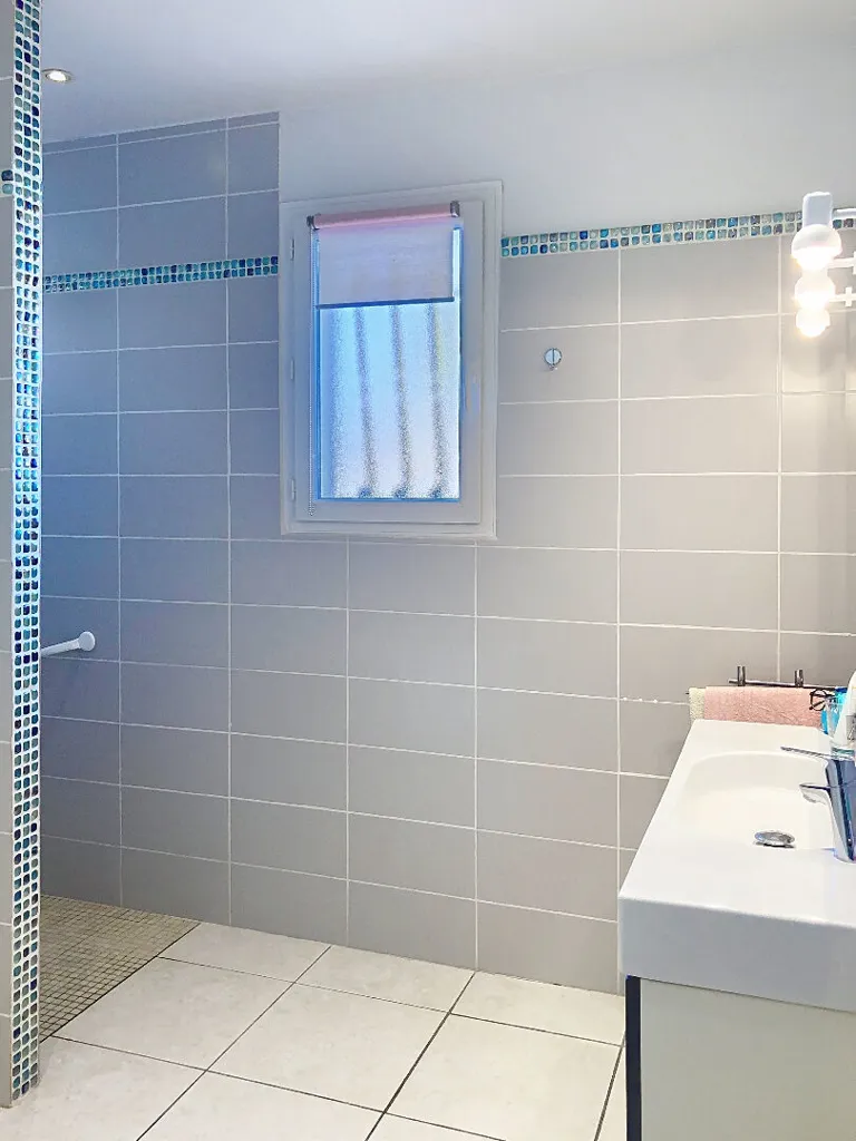 Salles de bain - Villa Traditionnelle avec Piscine à Thuir