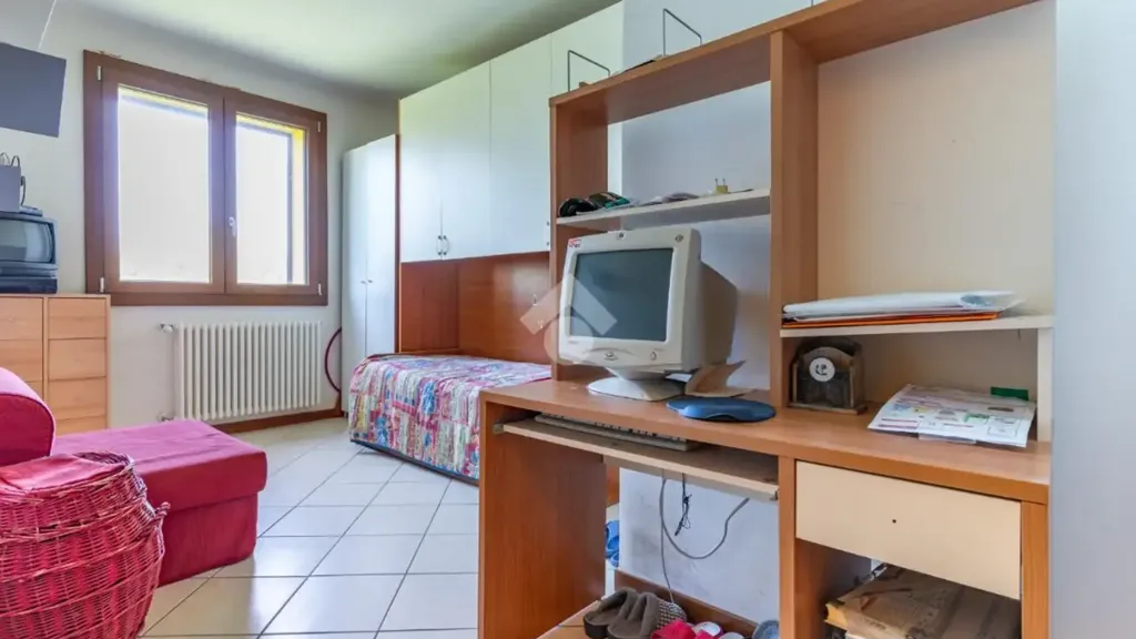 Chambres - Trilocale with Balcony in Ferrara