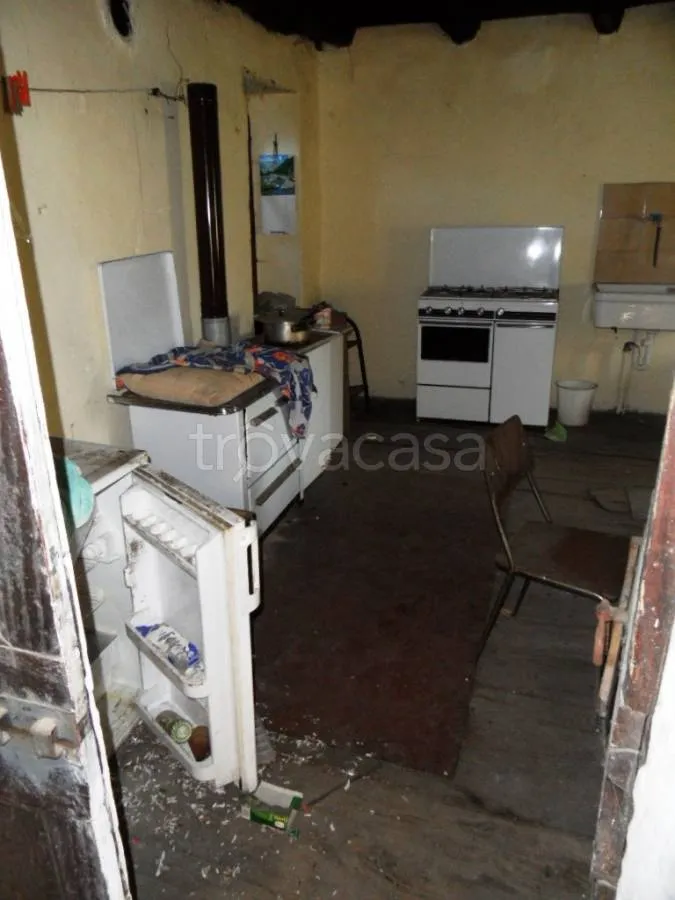 Cuisine - Rustic Property with Balcony in Colico