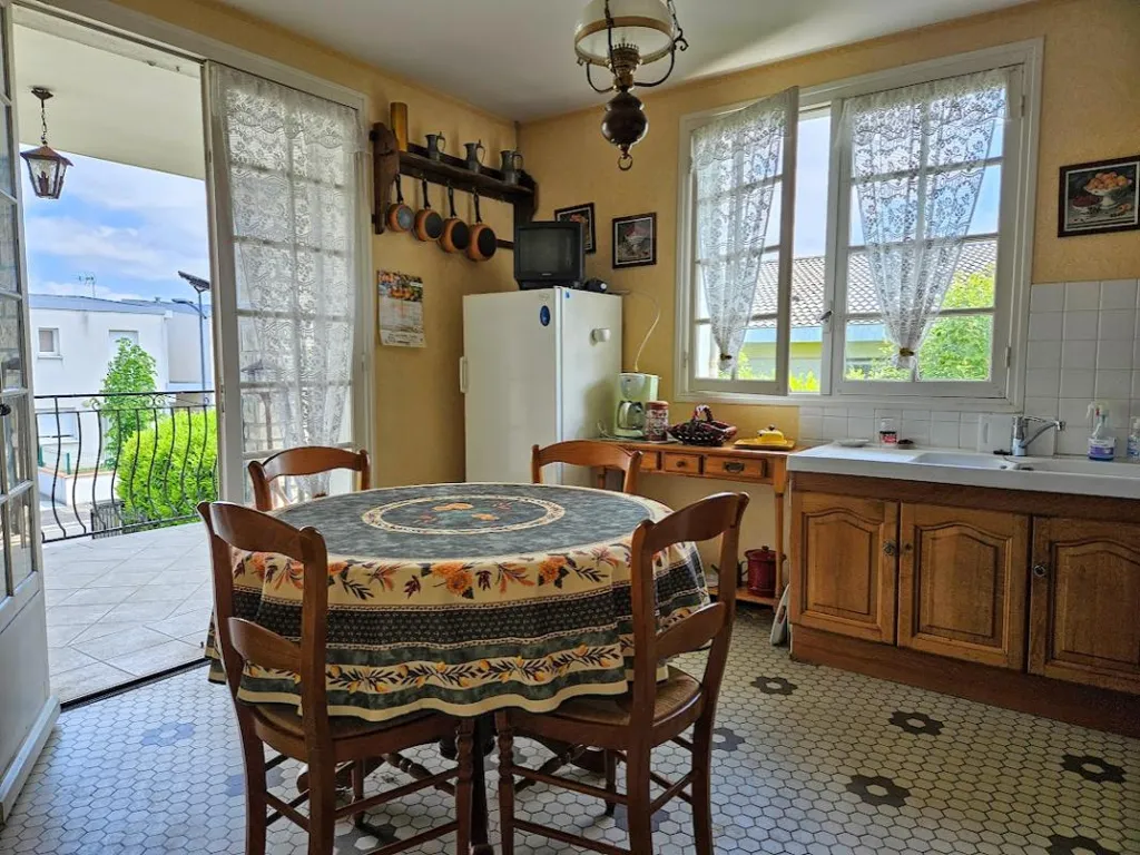 Cuisine - Maison 1960 avec Terrain Clôturé au Passage