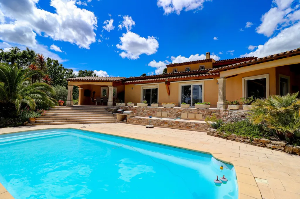Piscine - Propriété avec Piscine et Jardin Paysager à Flayosc