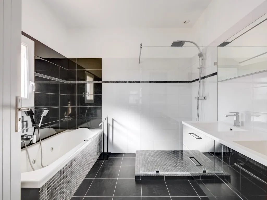 Salles de bain - Villa Luxueuse avec Piscine à Antibes