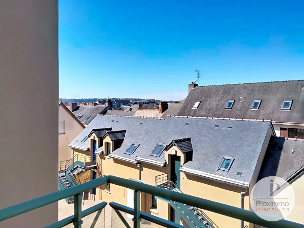 Balcone - 3-Bed Apartment with Balcony in Secure Residence