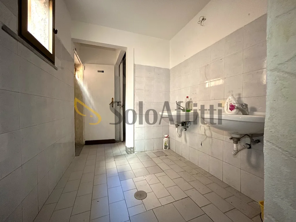 Salles de bain - Commercial Space with Street Frontage in Catanzaro