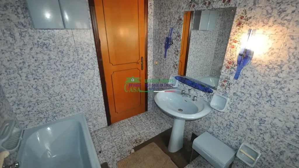 Salles de bain - Apartment with Perimeter Balcony in Ragusa