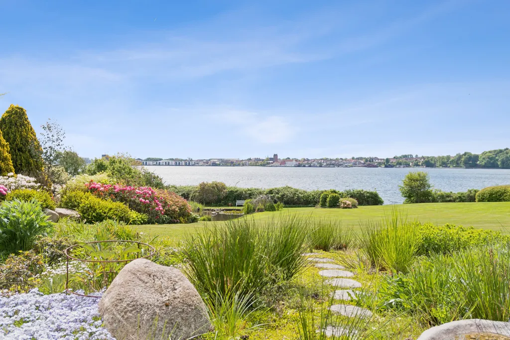 Jardin - Villa with Private Beach and Lake in Snoghøj