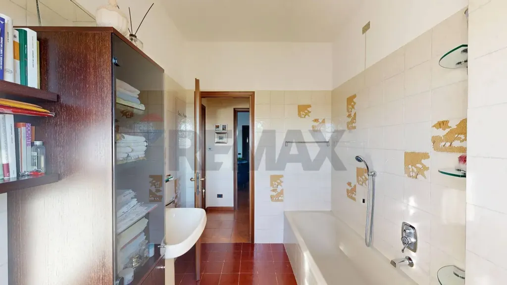 Salles de bain - Four-Bedroom Apartment with Balcony in Milan