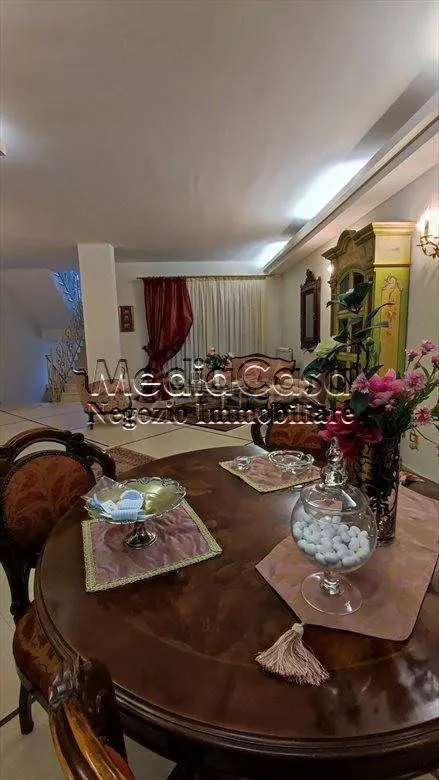 Salle à manger - Elegant Villa with Private Garden in Teverola
