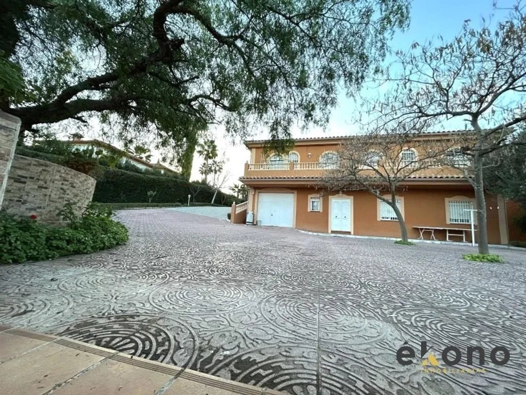 Välivaade - 7-Bedroom House with Pool in Cordova