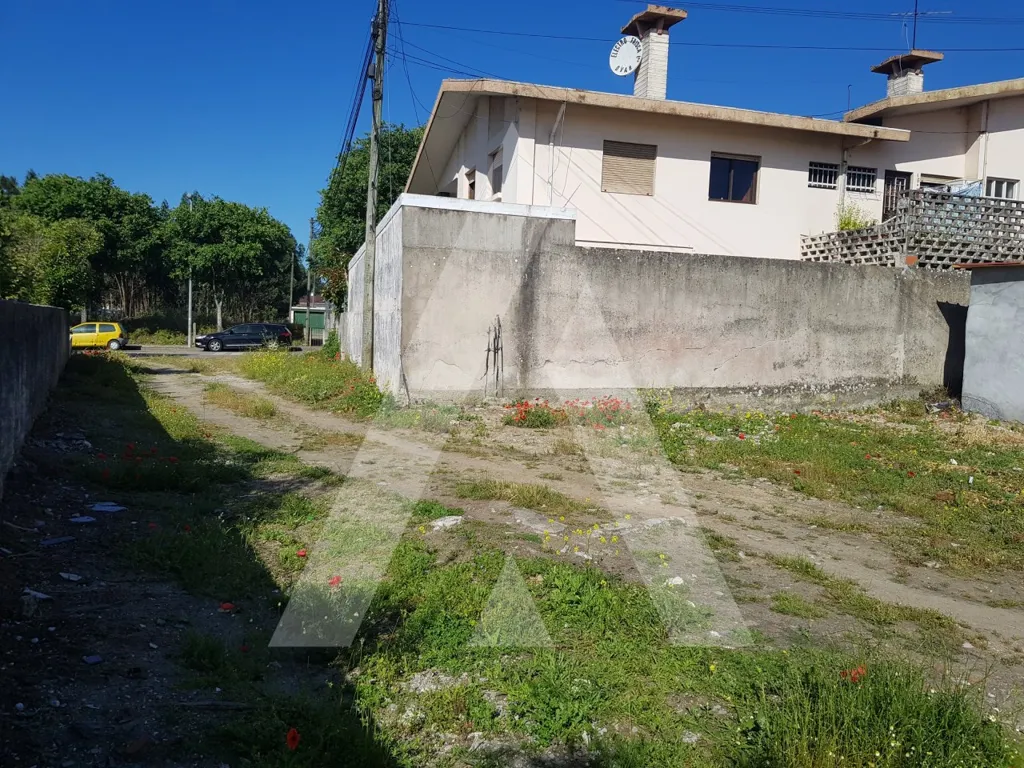 Jardin - Construction Plot with Two Frontages in Ovar City Centre