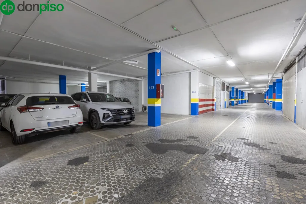 Garage - Luxury Flat with Terrace in Granada